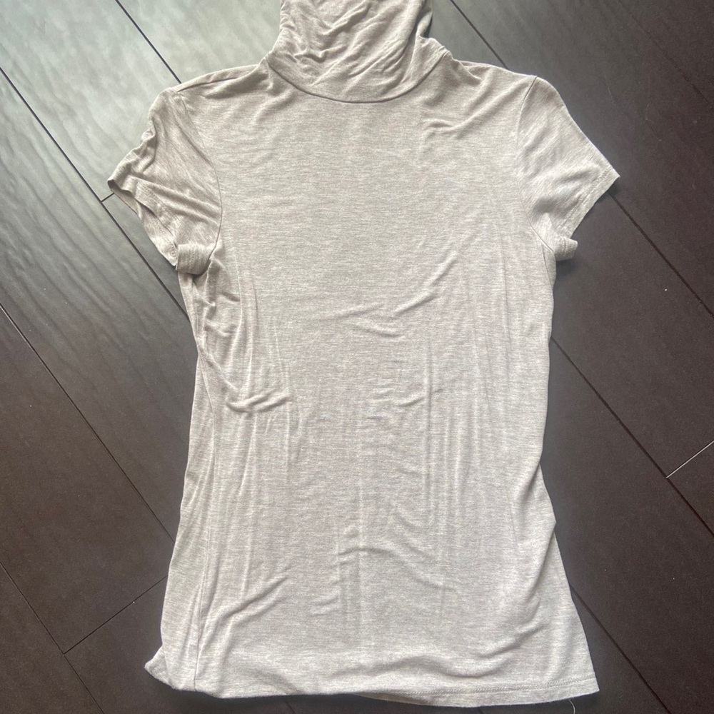 H&M women’s stretchy short sleeved tan turtleneck size Small EUC